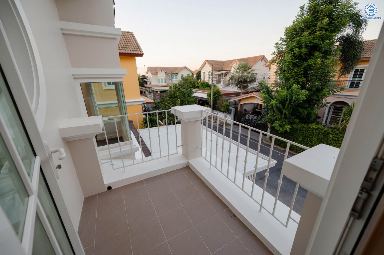 บ้านมือสองตกแต่งใหม่ โครงการ นราวดี  วงแหวน-พระราม5 เนื้อที่กว้าง 58.5 ตร.ว. พื้นที่ใช้สอย 157.3 ตร.ม. ฟังก์ชัน 4  ห้องนอน (ห้องนอนชั้นล่าง 1 ห้อง) 4 ห้องน้ำ 2 ที่จอดรถ บนทำเลติดถนนนครอินทร์ เดินทางง่าย เชื่อมต่อถนนกาญจนาภิเษก, ถนนนครอินทร์, ถนนราชพฤกษ์, ถนนพระราม5 ใกล้จุดขึ้นทางด่วน "ศรีรัช"